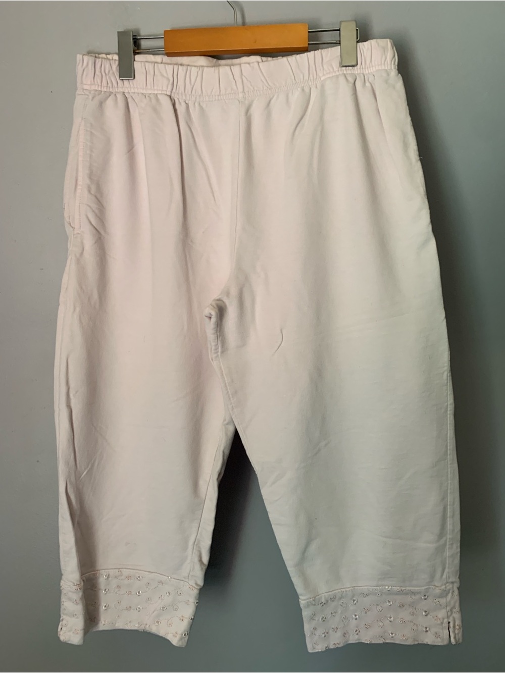 KT Sport Women's Light Pink Cotton Elastic Waist Capris with Eyelet Trim PXL